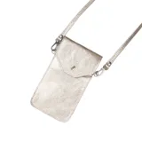 Bandolera tipo portacelular color plateado, realizada en cuero con correa fina y bolsillo trasero.