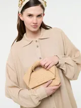 Vestido camisero negro de lino con botones delanteros y bolsillos ocultos.