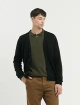 Cardigan de punto con escote en V, cierre frontal con botones, manga larga y detalles de tejido menguado en las sisas.