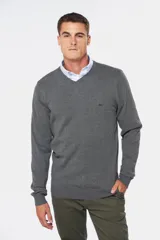 Suéter de tejido fino color azul marino, con cuello en V y manga larga. Presenta un pequeño logo bordado en el pecho.