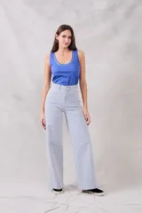 Musculosa blanca de algodón con escote redondo y detalle de lurex dorado en el borde.