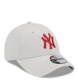 Gorro estilo 9FORTY ajustable de New Era, color beige claro, con el logo entrelazado de los New York Yankees bordado en rojo en el frente y visera curva.