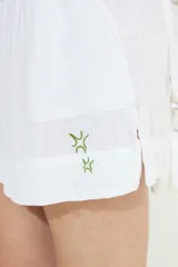 Short de algodón color mostaza con cintura elástica ajustable con cordón y bolsillos delanteros.