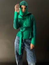 Chaqueta roja de lana merino afieltrada con teñido degradé. Tiene cuello grande y lazos para atar en la cintura.