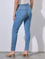 Jean elastizado de tiro medio, color celeste, con pretina con pasadores, cierre y botón metálico. Tres bolsillos en delantera y dos en parte trasera.