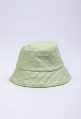 Gorro tipo bucket color verde menta, de símil cuero con bordado a tono en forma de rombos y letras.