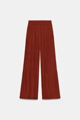 Pantalón de tiro alto color bordó, de pernera ancha y corte fluido, con cintura elástica.