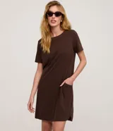 Vestido corto marrón modelo t-shirt de Marfinno, con mangas cortas, cuello redondo y bolsillos laterales.