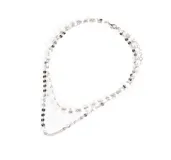 Collar doble plateado con cadena de eslabones finos y dijes redondos.