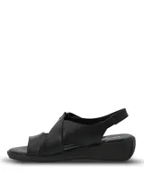 Sandalias de cuero negro con taco chino bajo de 4 cm, tira frontal ancha y cierre con velcro y tira ajustable en el talón.