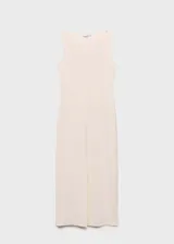 Vestido midi de punto fino con cuello barco y diseño recto sin mangas. Presenta una abertura lateral en el bajo.