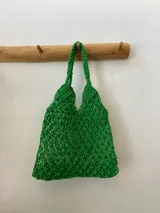 Bolso playero blanco con asas de soga.