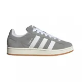 Championes Adidas modelo Campus 00s, confeccionados en gamuza gris con las icónicas tres tiras laterales en blanco. Presentan cordones blancos, suela de goma color crema con base de caucho natural y diseño de corte bajo.