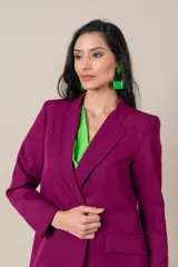 Blazer azul eléctrico de crepe y spandex, corte clásico, con solapas de muesca, cierre cruzado con botones forrados y bolsillos con solapa.