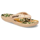 Ojotas Crocs Classic Flip Printed color beige con estampado de camuflaje en la plantilla y logo de la marca en la tira.