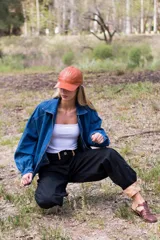 Pantalón bombacha de campo color beige, de gabardina, con corte holgado y puños negros con botones.