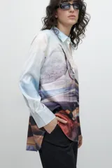 Camisa celeste de manga larga con estampa de paisaje.