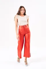 Pantalón wide leg color rojo metalizado, de tiro medio y corte ancho con aberturas laterales en el ruedo.