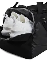 Bolso deportivo Under Armour Undeniable 5.0 MD, color negro con logo de la marca en blanco. Cuenta con tecnología UA Storm repelente al agua, paneles resistentes con recubrimiento de TPU, múltiples bolsillos organizadores, compartimento ventilado para calzado o ropa sucia, correa de hombro acolchada extraíble y asas superiores.