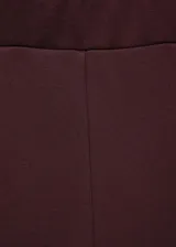 Pantalón de corte recto y pernera ancha, color bordó, con cintura elástica y bolsillos laterales.