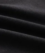 Bermuda masculina deportiva de largo extendido, color gris oscuro, confeccionada en microfibra de poliéster y elastano. Cuenta con cintura elástica con cordón ajustable y bolsillos laterales funcionales.