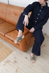 Sandalias bajas color verde oliva, con dos tiras anchas cruzadas sobre el empeine y tira trasera con hebilla.