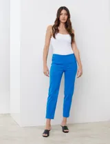 Pantalón de gabardina elastizada color azul eléctrico, marca Zac & Rachel. Corte recto, pretina ancha pespunteada y bolsillos simulados.