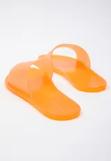 Sandalia chata color negro de goma semi transparente con tira ancha sobre el empeine.