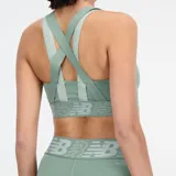 Top deportivo New Balance color verde agua, con cuello alto, espalda deportiva y logo repetido en la banda inferior.