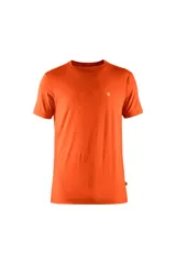 Remera de manga corta color naranja con logo bordado en el pecho.