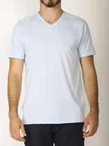 Remera gris de manga corta con escote en V, confeccionada en 100% algodón.