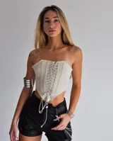 Corset negro con cordones en el frente.