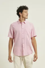 Camisa sport de manga corta, confeccionada en una mezcla de lino y algodón. Presenta cuello clásico, cierre frontal con botones de coco y un bolsillo aplicado en el pecho.