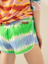 Short de flamé con estampado tie-dye en tonos verde, celeste y blanco, con cintura elástica.