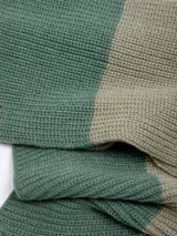 Bufanda tejida a rayas horizontales en tonos beige y marrón.