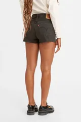 Short de jean negro con tiro alto, corte clásico y ruedo deshilachado.