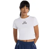 Remera corta de manga corta en color blanco, de corte ajustado y cuello redondo. Cuenta con el logotipo de New Balance impreso en el centro del pecho en color negro.
