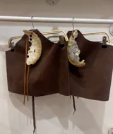 Top marrón de cuero con apliques de nácar.