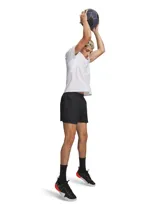 Short deportivo Under Armour de corte recto y largo corto, confeccionado en tejido técnico ultraligero y transpirable con tecnología repelente al agua. Presenta cintura elástica con cordón interno, bolsillos laterales y logo de la marca estampado en el ruedo.