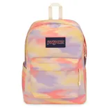 Mochila Jansport SuperBreak Plus con estampado tie-dye en tonos pastel (rosa, amarillo y lila). Cuenta con un compartimento principal, un bolsillo frontal con organizador, funda interna acolchada para laptop de 15 pulgadas y bolsillo lateral para botella de agua.