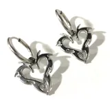 Par de aros colgantes de acero quirúrgico plateado, con forma de corazón con diseño tribal.