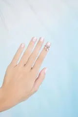 Anillo de uña plateado con perlas cultivadas. Talla única ajustable.