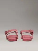 Sandalias Calvin Klein de goma color rosa, con dos tiras en el empeine y tira ajustable en el tobillo.