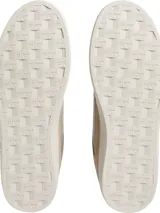 Zapatillas urbanas de cuero color beige con logo "CK" en blanco en el lateral. Suela de goma blanca con la inscripción "Calvin Klein Jeans".