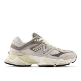 Championes urbanos New Balance modelo U9060, color gris con detalles en blanco y beige, confeccionados en gamuza y malla, con logo "N" característico en los laterales y entresuela ABZORB y SBS.