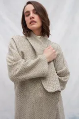 Tapado largo marrón con cuello solapa, confeccionado en lana fina sin teñir con diseño texturado.