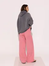 Pantalón jeanero de corte amplio, color rosado, confeccionado en tejido 100% algodón.