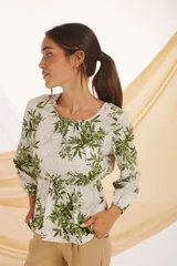 Blusa de manga larga con estampado floral en tonos verde y blanco.