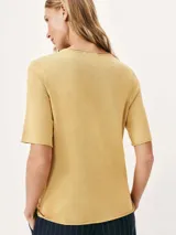 Blusa color verde oliva de tejido de punto, con cuello redondo y mangas cortas. Corte recto.