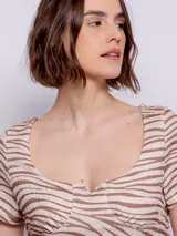 Vestido corto con estampado animal print en tonos beige y marrón, de escote cuadrado y mangas cortas.